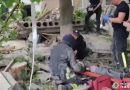 Video – Donetsk – Estratto dalle macerie, il bimbo muove la manina e viene soccorso dai vigili del fuoco