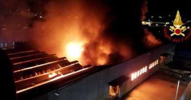 Video – Incendio in un capannone, di 5.000 metri quadrati, per la produzione di adesivi