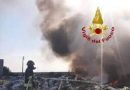 Video – Incendio nel deposito di una discarica nella periferia Sud di Lecce.