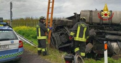 Camion si ribalta in autostrada: gasolio sull’asfalto, intervento dei Vigili del Fuoco tra Faenza e Forlì