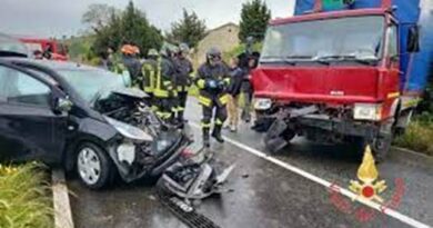 Brutto incidente sulla SS106: scontro tra auto e camion, 3 feriti – Uno grave