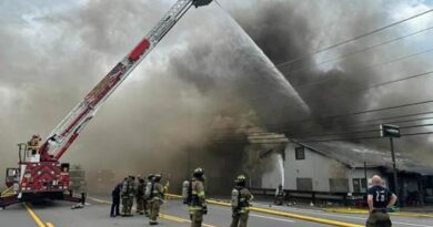 VIDEO – Incendio in un negozio di pneumatici – 3 Vigili del Fuoco feriti a Clarksville