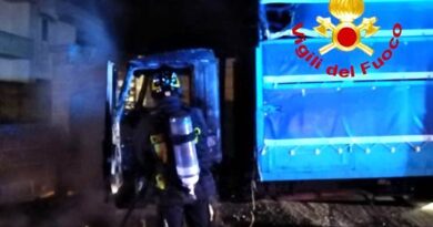 Due incendi nella notte: distrutti un camion per il trasporto di animali e un’auto