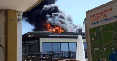 VIDEO – Incendio a Lignano Sabbiadoro, le fiamme divorano il ristorante Newport dell’hotel Marina Uno: la struttura chiusa da anni.