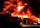 VIDEO – Malesia – Un incendio distrugge l’impianto di lavorazione delle vernici di Meru