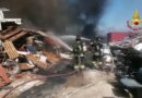 VIDEO – Vastissimo incendio nel campo Rom sulla 387 a Selargius, in fiamme carcasse d’auto e rifiuti