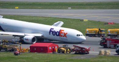 VIDEO – Un Boeing 767-300F cargo FedEx in atterraggio di emergenza all’aeroporto di Istanbul per malfunzionamento del carrello di atterraggio anteriore.