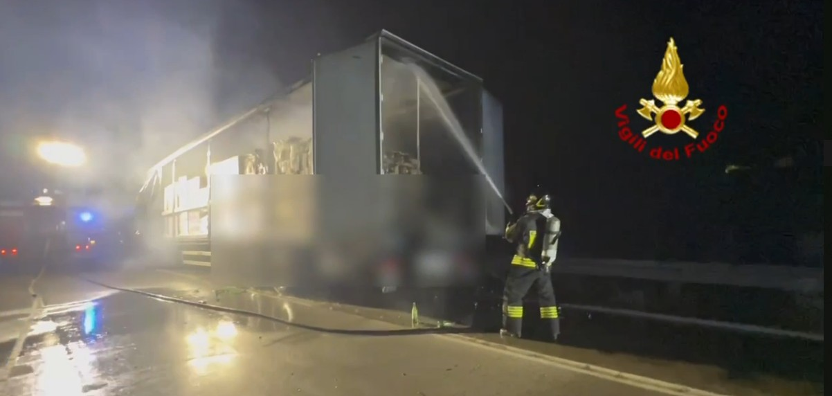 Incendio di un autoarticolato che trasportava bibite