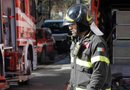 Esplosione sotto una pizzeria: il fumo invade le scale di un palazzo di sei piani