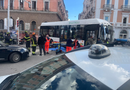 Incidente nel centro di Bari, bus Amtab travolge monopattino: muore 30enne