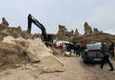 VIDEO – Il crollo di un camino delle fate provoca 2 morti e 1 ferito nella Cappadocia, in Turchia.