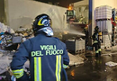Notte di fuoco in un deposito di rifiuti, duro lavoro per i pompieri